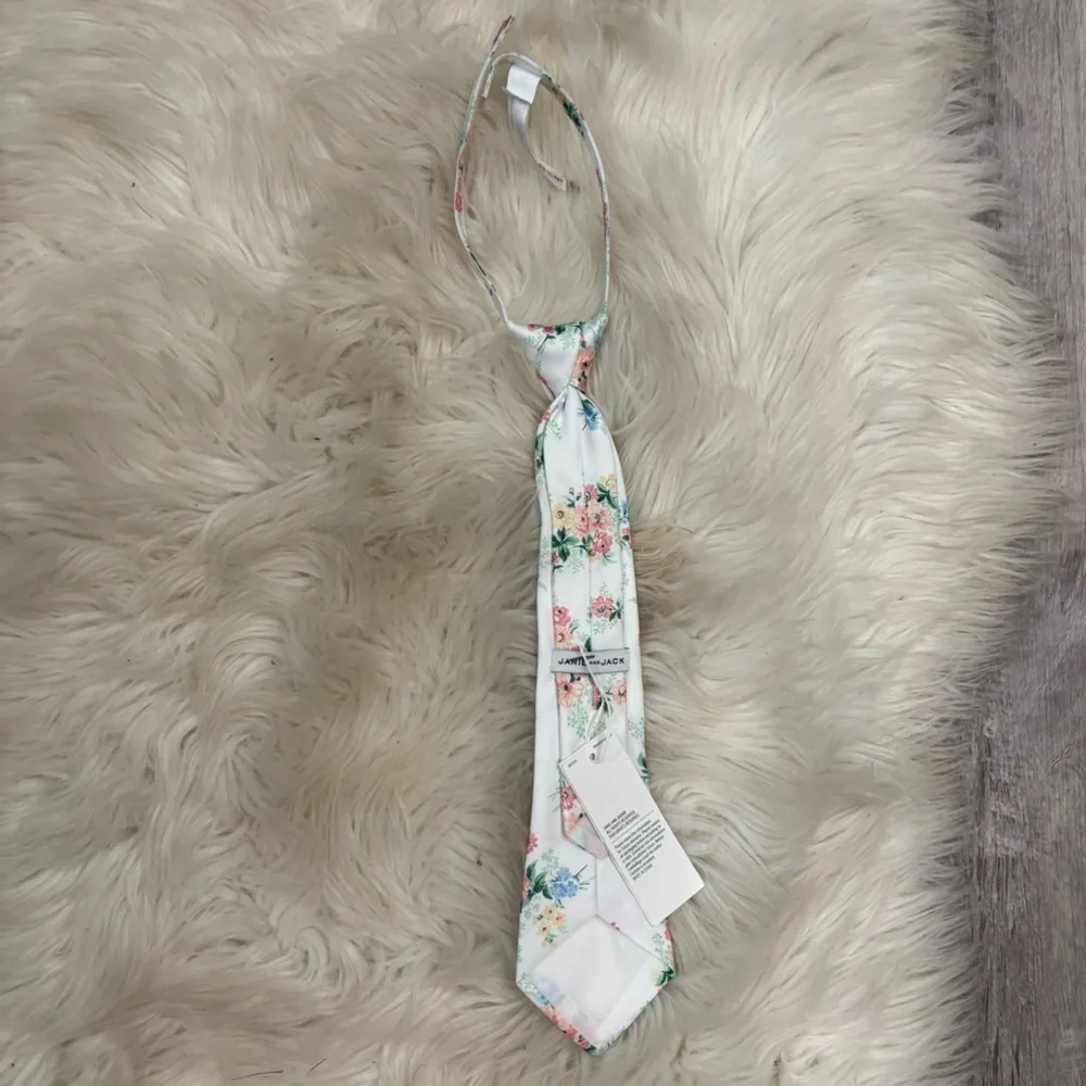 NWT Jack and Janie boys Velcro white floral tie 2t - 5